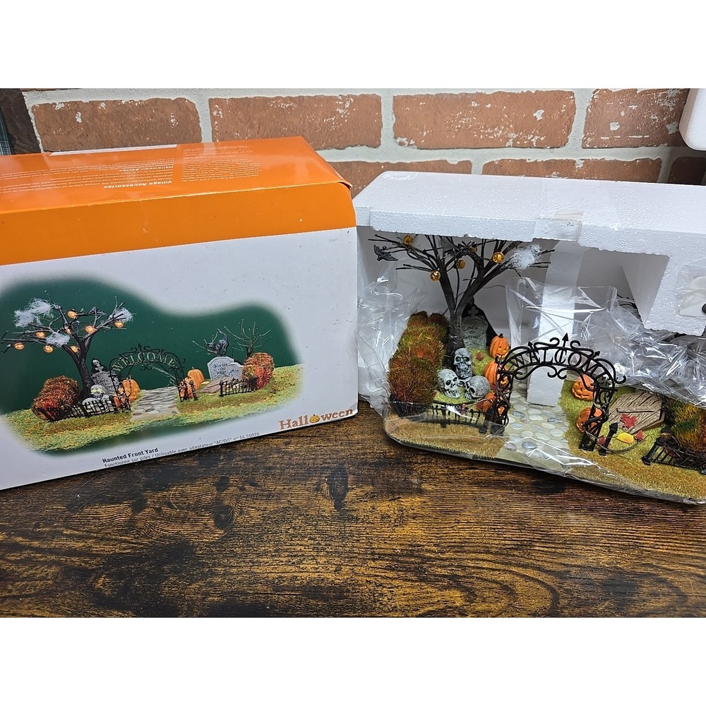 Dept 56 Haunted Front Yard Halloween Village Tombstones Skulls Pumpkins 56.52924